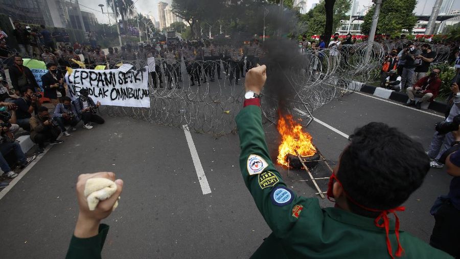 Demo Tolak Omnibus Law di Depan Gedung DPR. (CNBC Indonesia/Tri Susilo)