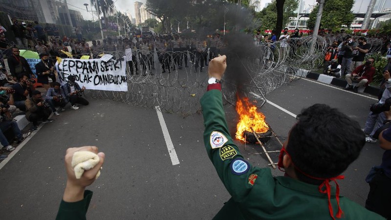 Demo Tolak Omnibus Law di Depan Gedung DPR. (CNBC Indonesia/Tri Susilo)