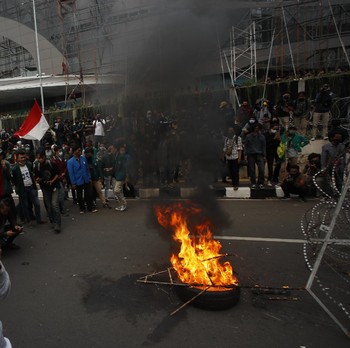 Bakar Ban! Giliran Mahasiswa Demo Tolak Keras Omnibus Law