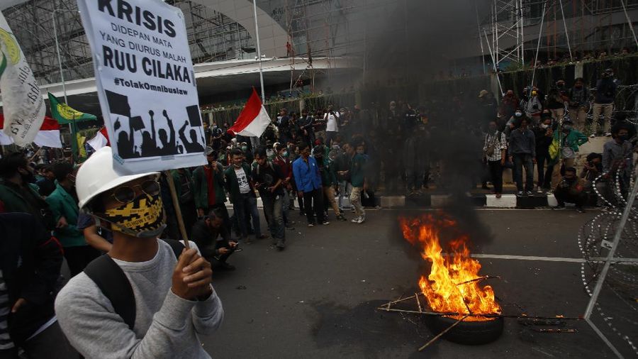 Demo Tolak Omnibus Law di Depan Gedung DPR. (CNBC Indonesia/Tri Susilo)