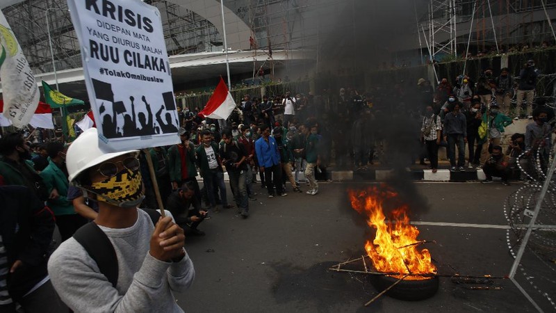Demo Tolak Omnibus Law di Depan Gedung DPR. (CNBC Indonesia/Tri Susilo)