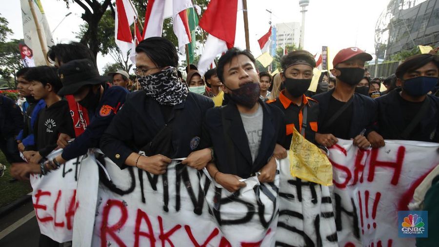Demo Tolak Omnibus Law di Depan Gedung DPR. (CNBC Indonesia/Tri Susilo)