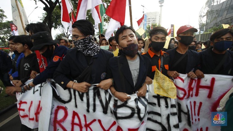 Demo Tolak Omnibus Law di Depan Gedung DPR. (CNBC Indonesia/Tri Susilo)