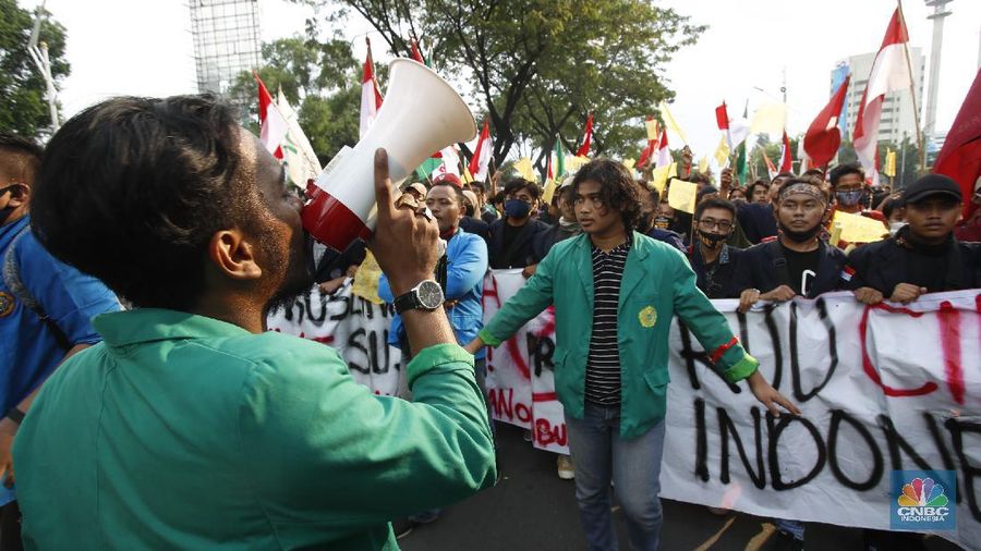 Demo Tolak Omnibus Law di Depan Gedung DPR. (CNBC Indonesia/Tri Susilo)