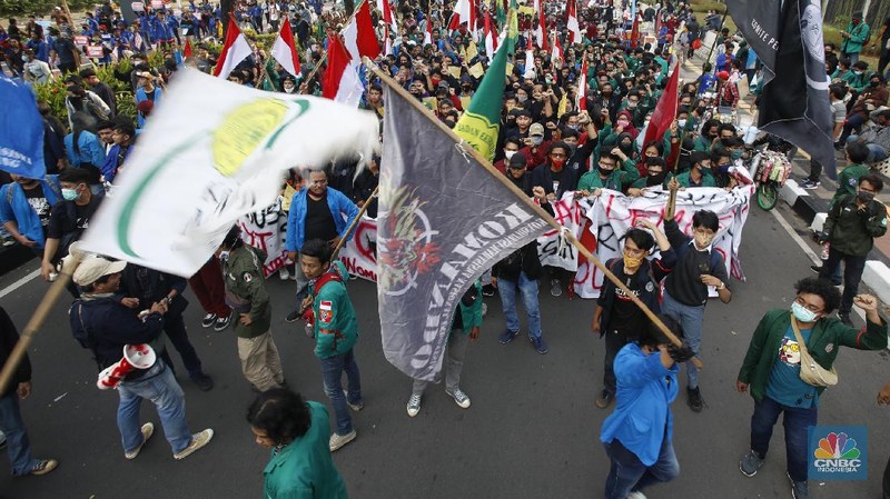 Demo Tolak Omnibus Law di Depan Gedung DPR. (CNBC Indonesia/Tri Susilo)