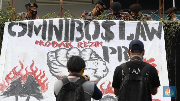 Demo Tolak Omnibus Law di Depan Gedung DPR. (CNBC Indonesia/Tri Susilo)