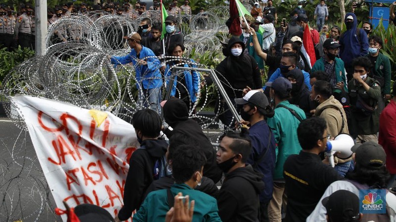 Demo Tolak Omnibus Law di Depan Gedung DPR. (CNBC Indonesia/Tri Susilo)