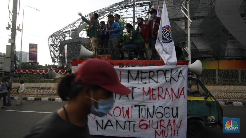 Demo Tolak Omnibus Law di Depan Gedung DPR. (CNBC Indonesia/Tri Susilo)