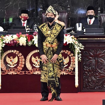 Teror Trump, Vaksin Putin Sampai Pidato Tahunan Jokowi