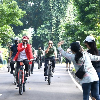Mengintip Gaya Jokowi Gowes Pakai Sepeda Keren 'Made in RI'
