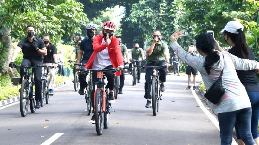 Presiden Joko Widodo memanfaatkan libur akhir pekan ini, Sabtu, 15 Agustus 2020, dengan berolahraga. Kali ini, Presiden memilih untuk bersepeda di area Istana Kepresidenan Bogor dan Kebun Raya Bogor. (Biro Pers Sekretariat Presiden/Rusman)