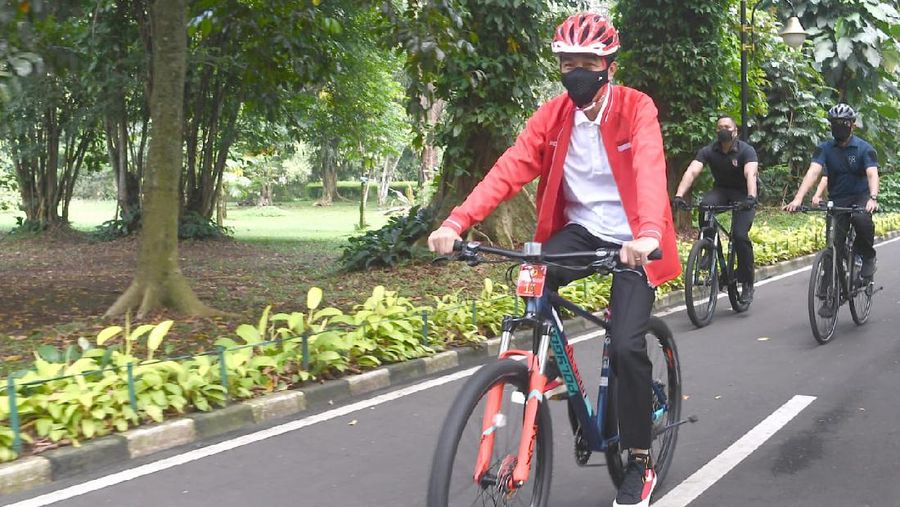 Presiden Joko Widodo memanfaatkan libur akhir pekan ini, Sabtu, 15 Agustus 2020, dengan berolahraga. Kali ini, Presiden memilih untuk bersepeda di area Istana Kepresidenan Bogor dan Kebun Raya Bogor.