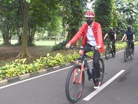 Bukan Brompton, Jokowi Gowes Pakai Sepeda Made in RI