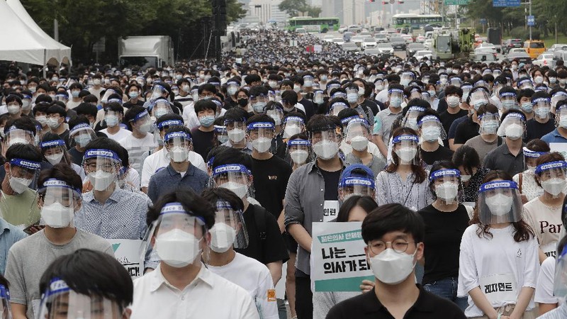Ratusan dokter di Korsel protes kebijakan pemerintah. (AP/Ahn Young-joon)