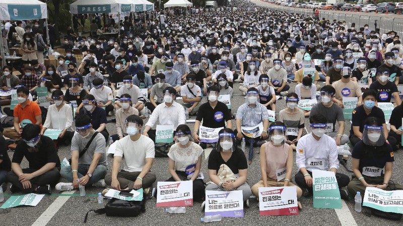 Ratusan dokter di Korsel protes kebijakan pemerintah. (AP/Ahn Young-joon)