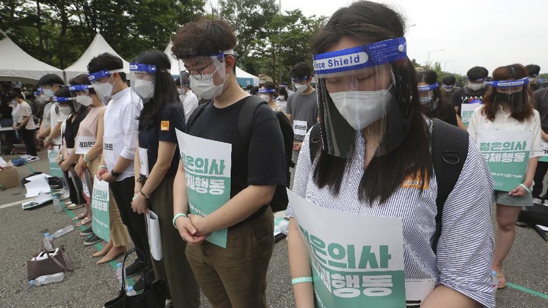 Ratusan dokter di Korsel protes kebijakan pemerintah. (AP/Ahn Young-joon)