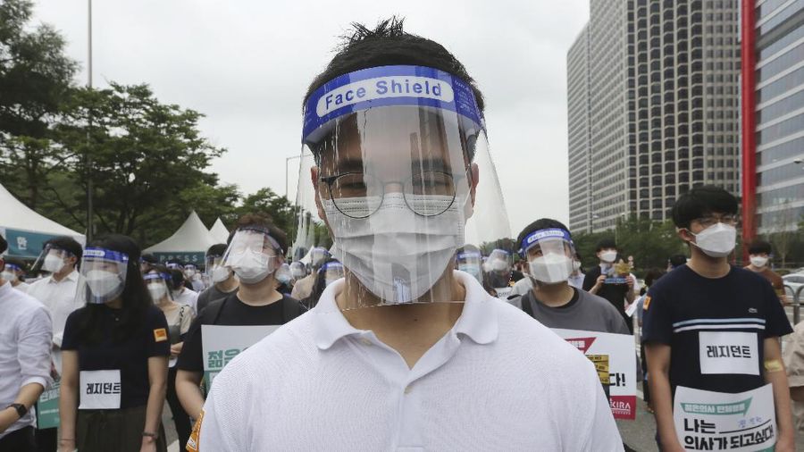 Ratusan dokter di Korsel protes kebijakan pemerintah. (AP/Ahn Young-joon)