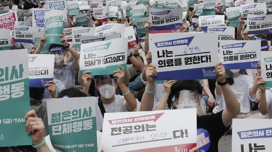Ratusan dokter di Korsel protes kebijakan pemerintah. (AP/Ahn Young-joon)