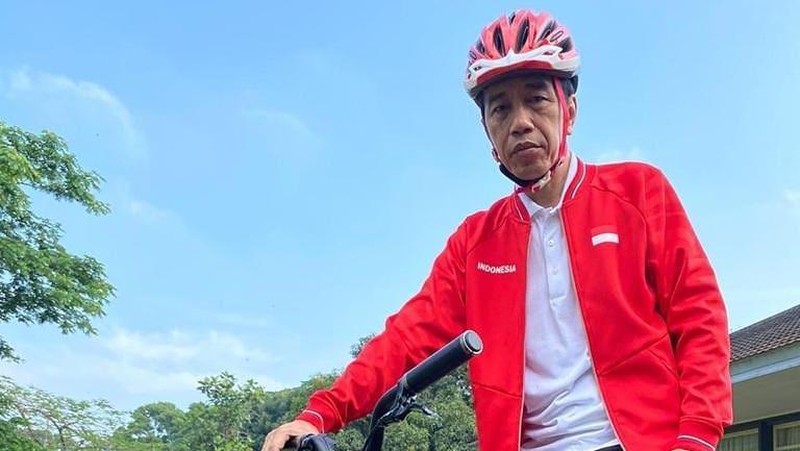 Presiden Joko Widodo memanfaatkan libur akhir pekan ini, Sabtu, 15 Agustus 2020, dengan berolahraga. Kali ini, Presiden memilih untuk bersepeda di area Istana Kepresidenan Bogor dan Kebun Raya Bogor.