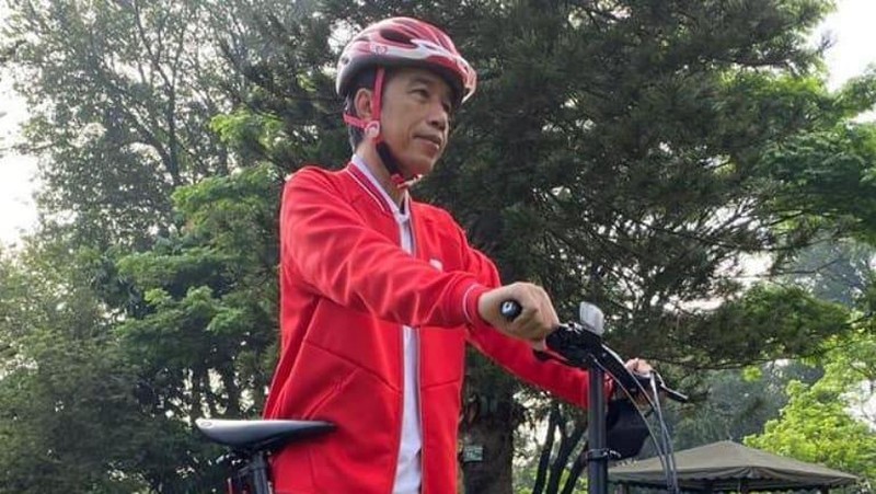Presiden Joko Widodo memanfaatkan libur akhir pekan ini, Sabtu, 15 Agustus 2020, dengan berolahraga. Kali ini, Presiden memilih untuk bersepeda di area Istana Kepresidenan Bogor dan Kebun Raya Bogor.