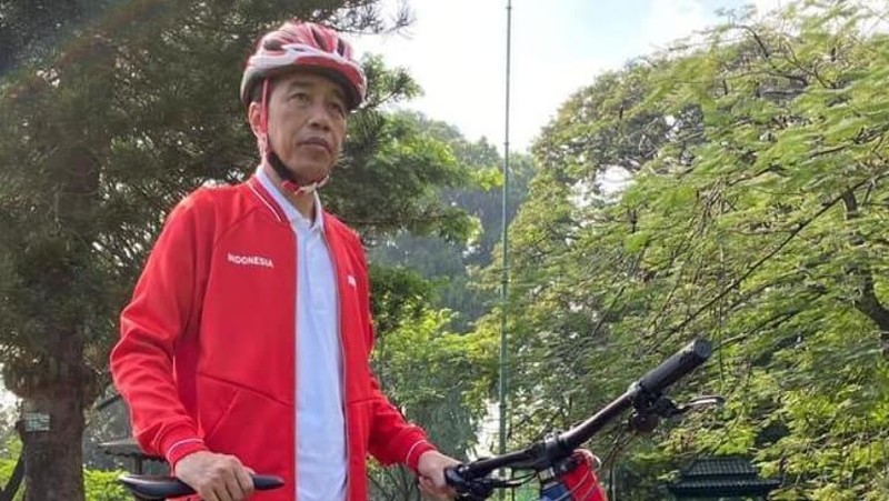 Presiden Joko Widodo memanfaatkan libur akhir pekan ini, Sabtu, 15 Agustus 2020, dengan berolahraga. Kali ini, Presiden memilih untuk bersepeda di area Istana Kepresidenan Bogor dan Kebun Raya Bogor.