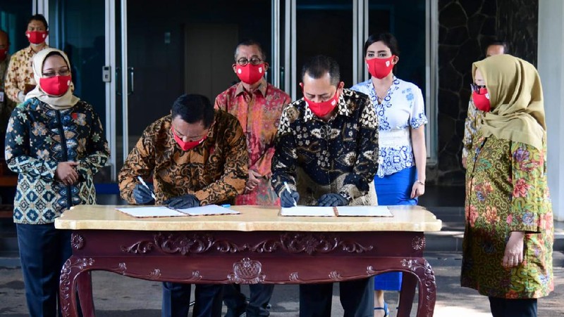 Serah terima arsip naskah asli Teks Proklamasi yang bertulis tangan Sang Proklamator, Ir. Soekarno untuk dihadirkan pada Upacara Peringatan Detik-Detik Proklamasi Kemerdekaan Republik Indonesia di Istana Merdeka pada 17 Agustus 2020 esok. (Biro Pers Sekretariat Presiden/Muchlis Jr)