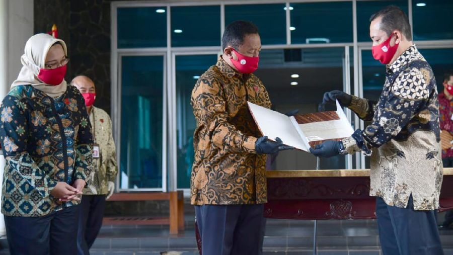 Serah terima arsip naskah asli Teks Proklamasi yang bertulis tangan Sang Proklamator, Ir. Soekarno untuk dihadirkan pada Upacara Peringatan Detik-Detik Proklamasi Kemerdekaan Republik Indonesia di Istana Merdeka pada 17 Agustus 2020 esok. (Biro Pers Sekretariat Presiden/Muchlis Jr)