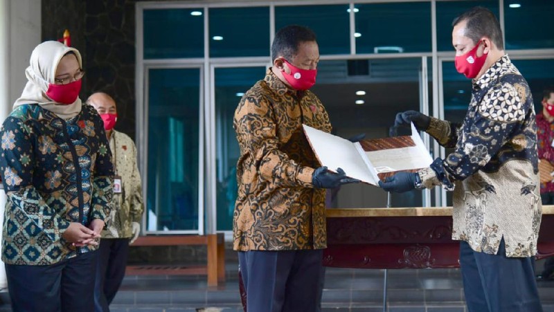 Serah terima arsip naskah asli Teks Proklamasi yang bertulis tangan Sang Proklamator, Ir. Soekarno untuk dihadirkan pada Upacara Peringatan Detik-Detik Proklamasi Kemerdekaan Republik Indonesia di Istana Merdeka pada 17 Agustus 2020 esok. (Biro Pers Sekretariat Presiden/Muchlis Jr)