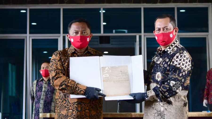 Serah terima arsip naskah asli Teks Proklamasi yang bertulis tangan Sang Proklamator, Ir. Soekarno untuk dihadirkan pada Upacara Peringatan Detik-Detik Proklamasi Kemerdekaan Republik Indonesia di Istana Merdeka pada 17 Agustus 2020 esok. (Biro Pers Sekretariat Presiden/Muchlis Jr)