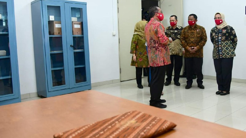Serah terima arsip naskah asli Teks Proklamasi yang bertulis tangan Sang Proklamator, Ir. Soekarno untuk dihadirkan pada Upacara Peringatan Detik-Detik Proklamasi Kemerdekaan Republik Indonesia di Istana Merdeka pada 17 Agustus 2020 esok. (Biro Pers Sekretariat Presiden/Muchlis Jr)
