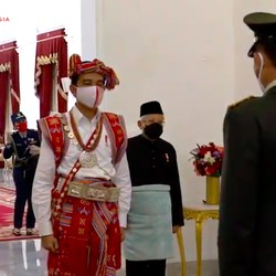Jokowi Pakai Baju Adat NTT, Ma'ruf Amin Pilih Busana Melayu