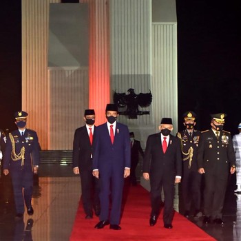 Hut RI ke-75, Jokowi Pimpin Apel Kehormatan di Makam Pahlawan