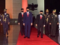 Hut RI ke-75, Jokowi Pimpin Apel Kehormatan di Makam Pahlawan