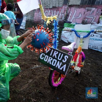 Unik, Bocah Pakai APD Lengkap di Pawai Sepeda Hias 17-an