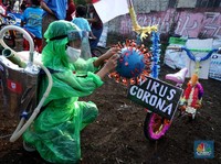 Unik, Bocah Pakai APD Lengkap di Pawai Sepeda Hias 17-an