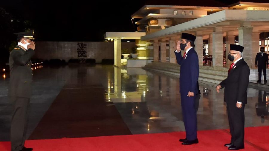 Presiden Jokowi Pimpin Apel Kehormatan dan Renungan Suci di TMP Kalibata (BPMI Setpres/Rusman)