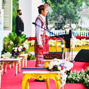 Gaya Jokowi Berbaju Adat NTT di Upacara HUT RI ke 75