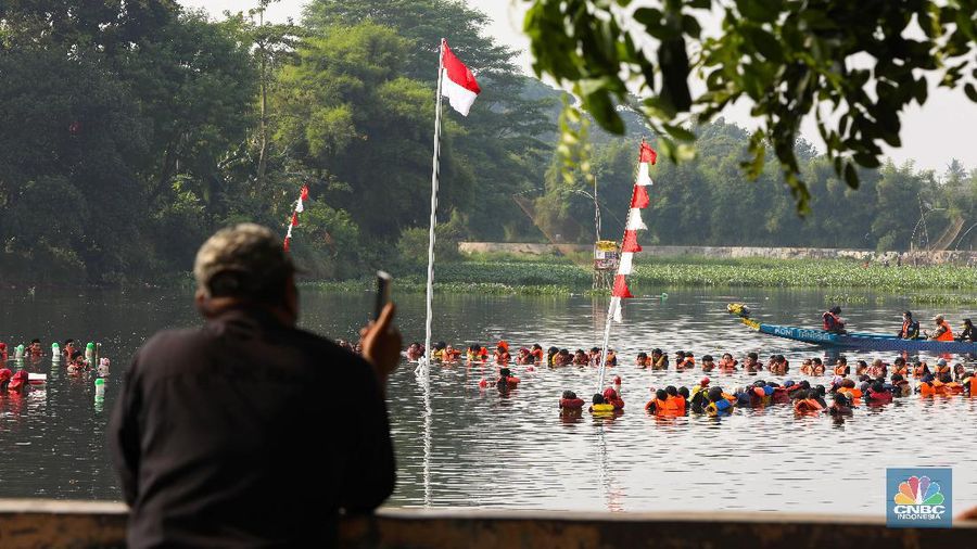 Upacara Peringatan HUT Kemerdekaan ke-75 RI di tengah Situ 7 Muara Pamulang.