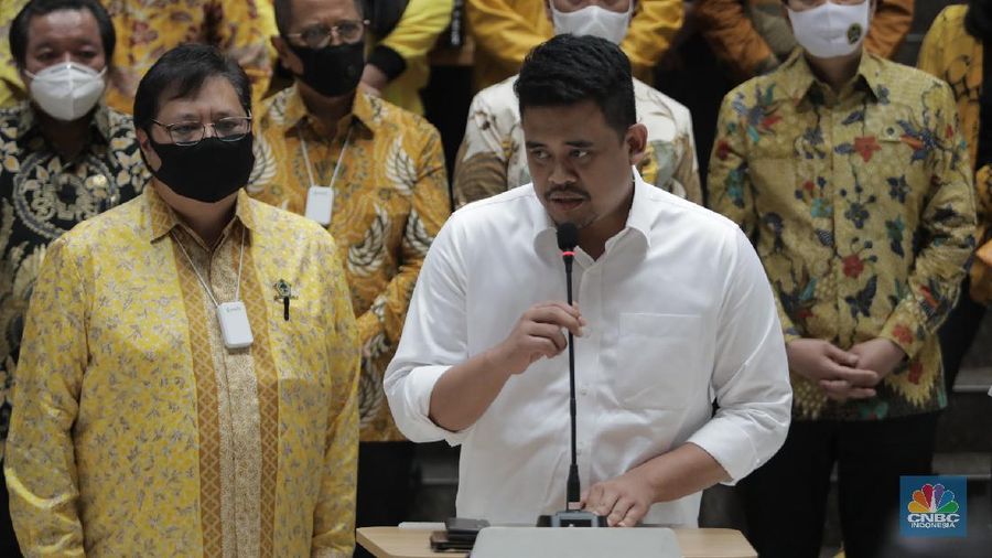 Ketua Umum Dewan Pimpinan Pusat (DPP) Partai Golongan Karya (Golkar) Airlangga Hartarto menyerahkan surat keputusan (SK) Partai Golkar dukungan pencalonan Bobby Nasution dalam Pemilihan Wali Kota dan Wakil Wali Kota Medan tahun ini. (Tangkapan Layar Instagram @golkar.indonesia)
