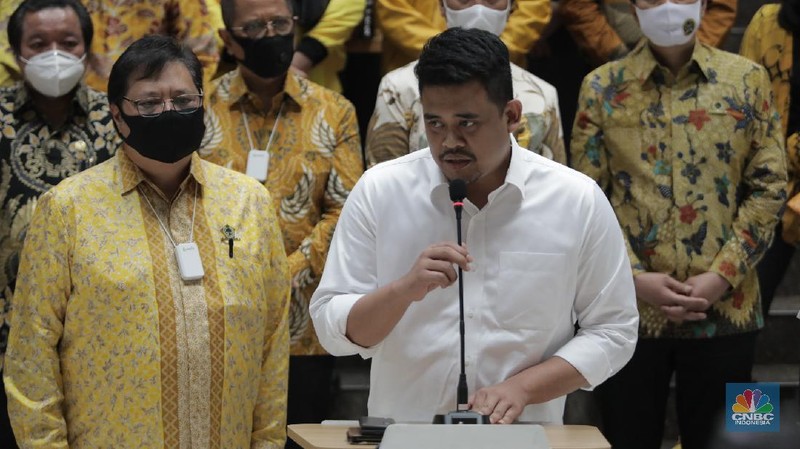 Ketua Umum Dewan Pimpinan Pusat (DPP) Partai Golongan Karya (Golkar) Airlangga Hartarto menyerahkan surat keputusan (SK) Partai Golkar dukungan pencalonan Bobby Nasution dalam Pemilihan Wali Kota dan Wakil Wali Kota Medan tahun ini. (Tangkapan Layar Instagram @golkar.indonesia)
