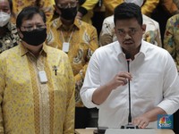 Airlangga Berikan SK Dukungan Golkar ke Bobby di Pilkada 2020