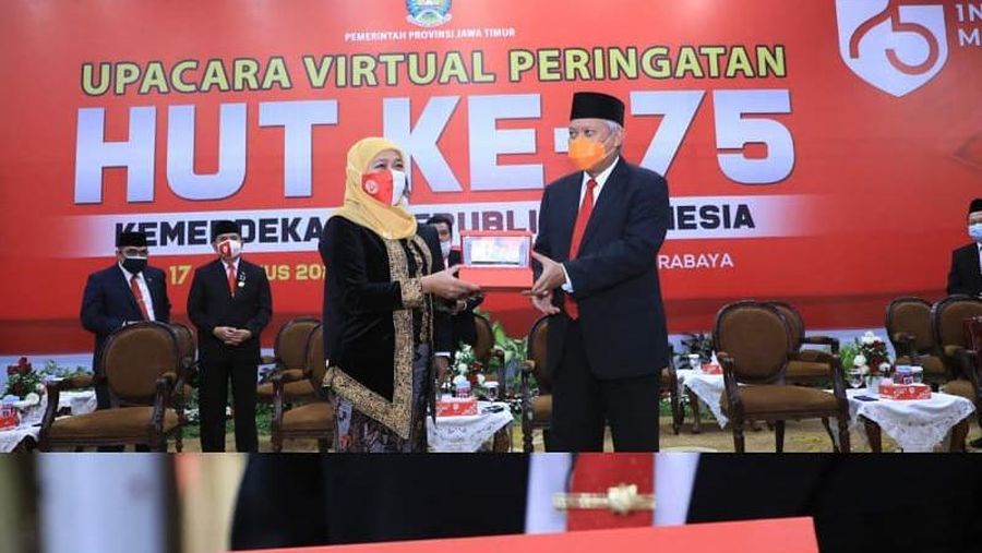 Gubernur Jawa Timur, Khofifah Indar Parawansa menerima kenang-kenangan uang pecahan Rp75.000 dari Pimpinan Bank Indonesia (BI) Jawa Timur usai mengikuti upacara virtual Peringatan HUT Republik Indonesia Ke-75, Senin (17/8). (Tangkapan Layar instagram @khofifah.ip)