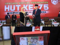 Terima Uang Baru Rp75.000, Khofifah: Desain Sangat Keren!