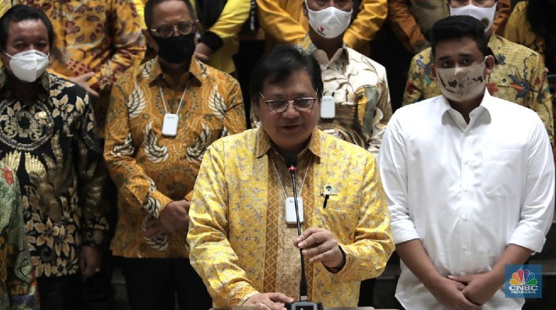 Ketua Umum Dewan Pimpinan Pusat (DPP) Partai Golongan Karya (Golkar) Airlangga Hartarto menyerahkan surat keputusan (SK) Partai Golkar dukungan pencalonan Bobby Nasution dalam Pemilihan Wali Kota dan Wakil Wali Kota Medan tahun ini. (Tangkapan Layar Instagram @golkar.indonesia)