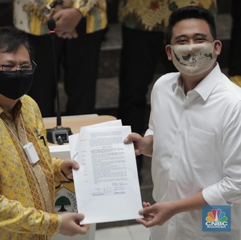 Momen Airlangga Serahkan SK Golkar Dukung Bobby di Pilkada