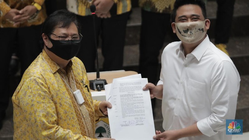 Ketua Umum Dewan Pimpinan Pusat (DPP) Partai Golongan Karya (Golkar) Airlangga Hartarto menyerahkan surat keputusan (SK) Partai Golkar dukungan pencalonan Bobby Nasution dalam Pemilihan Wali Kota dan Wakil Wali Kota Medan tahun ini. (Tangkapan Layar Instagram @golkar.indonesia)