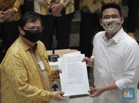 Momen Airlangga Serahkan SK Golkar Dukung Bobby di Pilkada