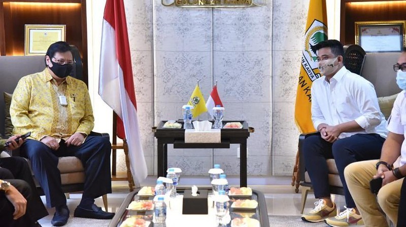 Ketua Umum Dewan Pimpinan Pusat (DPP) Partai Golongan Karya (Golkar) Airlangga Hartarto menyerahkan surat keputusan (SK) Partai Golkar dukungan pencalonan Bobby Nasution dalam Pemilihan Wali Kota dan Wakil Wali Kota Medan tahun ini. (Tangkapan Layar Instagram @golkar.indonesia)