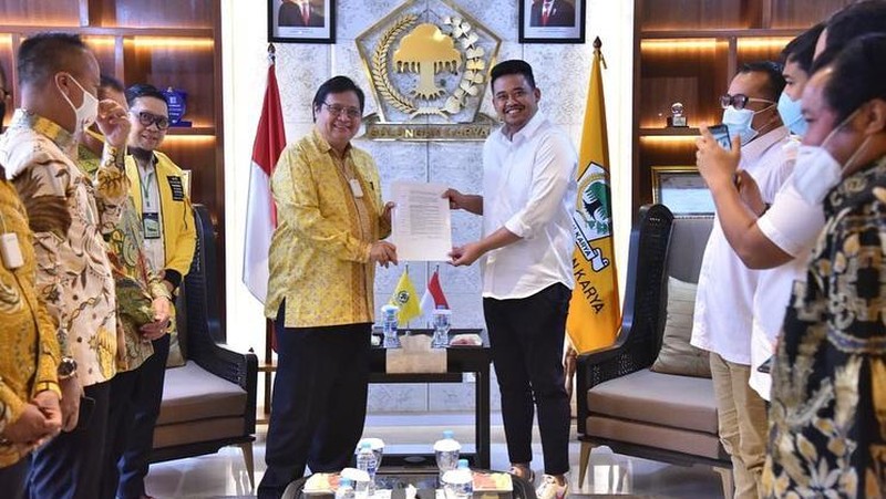 Ketua Umum Dewan Pimpinan Pusat (DPP) Partai Golongan Karya (Golkar) Airlangga Hartarto menyerahkan surat keputusan (SK) Partai Golkar dukungan pencalonan Bobby Nasution dalam Pemilihan Wali Kota dan Wakil Wali Kota Medan tahun ini. (Tangkapan Layar Instagram @golkar.indonesia)