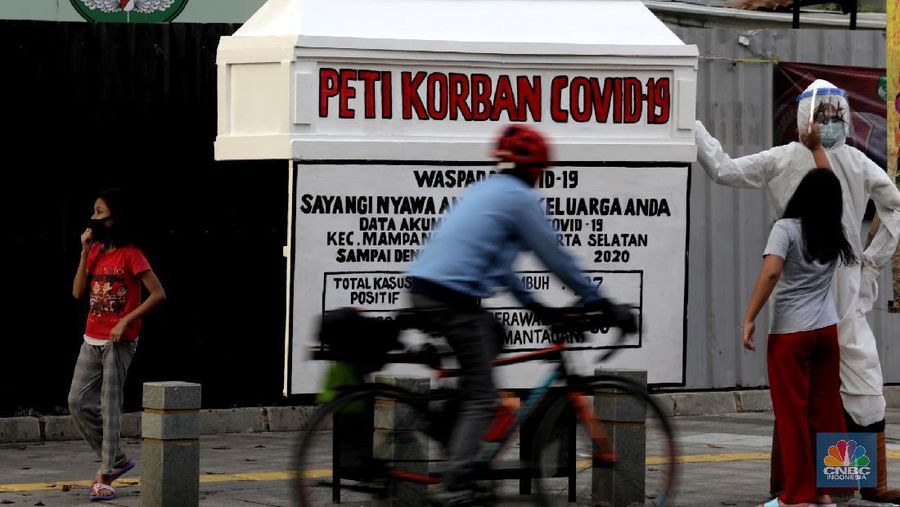 Replika peti mati jenazah pasien virus Corona (COVID-19)  di Kemang Jakarta Selatan (CNBC Indonesia/ Muhammad Sabki)